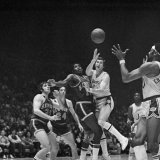 Jerry West transmet le ballon à Wilt Chamberlain en 1970 au Madison Square Garden contre les Knicks KEYSTONE/AP/ANONYMOUS